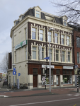908600 Gezicht op het winkelhoekpand Biltstraat 100 te Utrecht, met links de Bekkerstraat.N.B. bouwjaar: ...